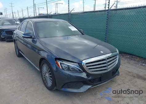 2015 Mercedes-Benz C 300 Luxury 4Matic z USA, uszkodzony, nr VIN 55SWF4KB0FU030722